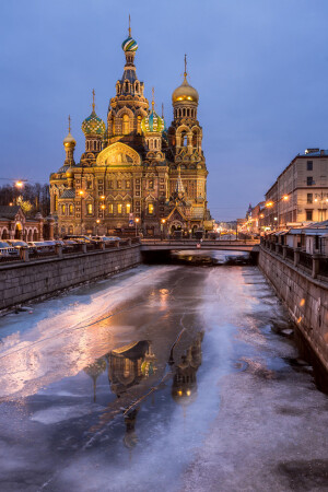 Saint Petersburg, Russia。俄罗斯圣彼得堡。始建于1703 年，至今已有 300 多年的历史，市名源自耶稣的弟子圣彼得。圣彼得堡位于波罗的海芬 兰湾东岸，涅瓦河河口，是俄罗斯第二大城、重要的工业中心和交通枢纽。