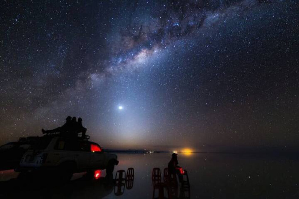 夜晚，“天空之镜”乌尤尼盐沼变成了“星空之镜” ，超美……