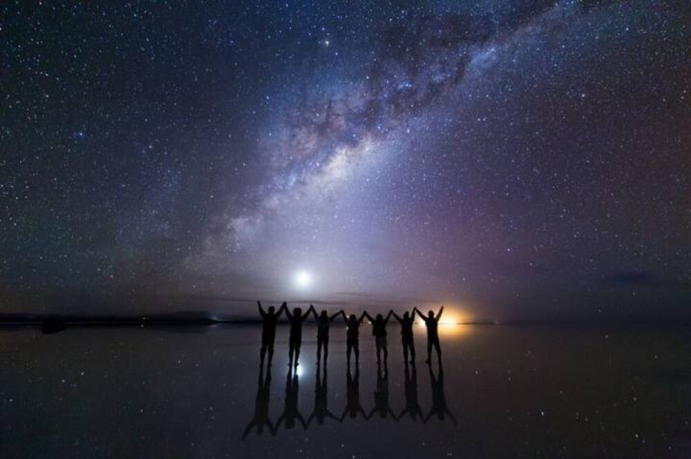 夜晚，“天空之镜”乌尤尼盐沼变成了“星空之镜” ，超美……