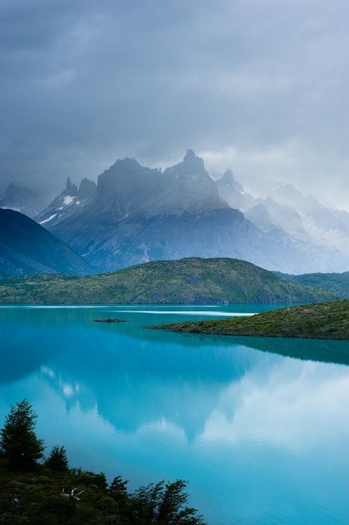 Torres del Paine, Chile。智利百内国家公园。百内国家公园位于智利西南部的巴塔哥尼亚高原上，这是阿根廷南部和智利间的一个高原，从里奥科罗拉多一直延伸到麦哲伦海峡，从安第斯山脉一直延伸到大西洋。最壮丽的风景是位于阿根廷交界处的国家冰川公园。这里气候多变，时而天空晴朗，时而多云有雨。