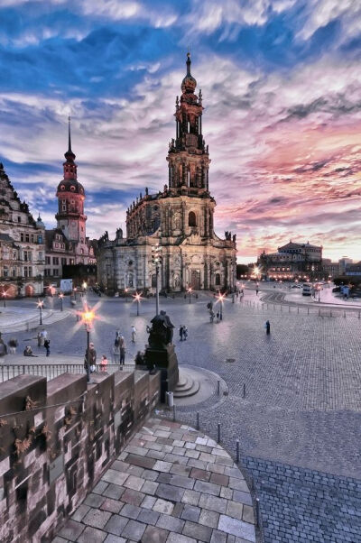 Dresden,Germany。德国萨克森州德累斯顿。德累斯顿意为河边森林的人们，是德国萨克森自由州的首府，德国东部重要的文化、政治和经济中心。由于德累斯顿温和的气候和合适的城市建设位置，以及易北河上精美的巴洛克式…