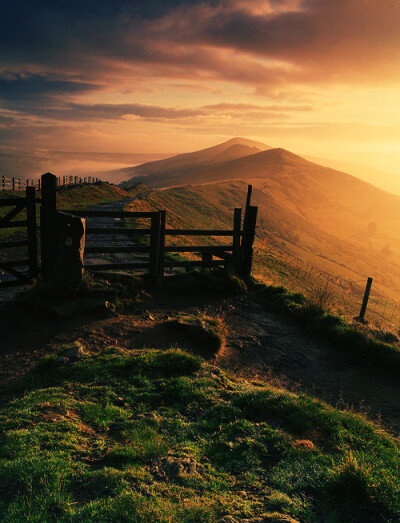 Edale Cross, Peak District, England。英国峰区Edale Cross的黎明。