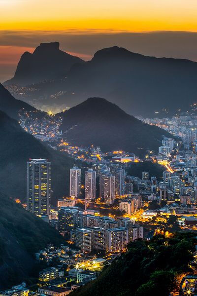 Rio de Janeiro,Brazil。巴西里约热内卢。里约热内卢州位于巴西东南部，北临圣灵州，西临米纳斯吉拉斯州，西南临圣保罗州，东南濒临大西洋，海岸线长636公里。面积4.36万平方公里。沿海地势较平坦，内陆多为丘陵和山…