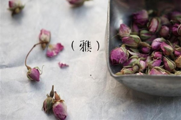 护胃喝玫瑰花茶///////////////////// 多功能的玫瑰花，可以冲茶浸酒。多喝可以?；の浮?原料：玫瑰花5克。 做法：温开水冲泡。 功效：活血散淤、治肝胃气痛。