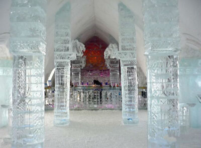 The Ice Bar, Quebec City 加拿大 加拿大的这间全冰雕酒吧每年夏季都会融化，而每年冬季都会重建，从1月份到3月份，游客们可以来享用冰镇的鸡尾酒，不过要注意保暖哦。