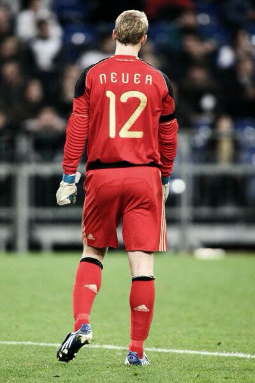 曼努埃尔·诺伊尔（Manuel Neuer，1986年3月27日）德国著名足球运动员，司职守门员，为德国队1号门将。反应迅捷，防守范围大。2011年5月12日拜仁2000万欧元从沙尔克04买到拜仁，两年内迅速成长为拜仁一号门将。2014年世界杯金手套奖得主。instagram：transparentvivi