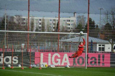 曼努埃尔·诺伊尔（Manuel Neuer，1986年3月27日）德国著名足球运动员，司职守门员，为德国队1号门将。反应迅捷，防守范围大。2011年5月12日拜仁2000万欧元从沙尔克04买到拜仁，两年内迅速成长为拜仁一号门将。2014年…