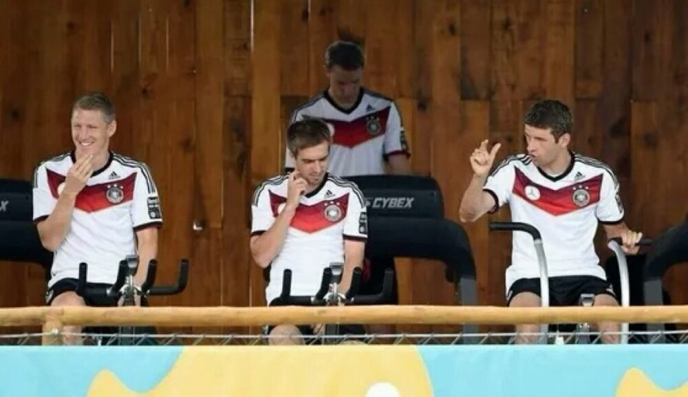 菲利普·拉姆（Philipp Lahm，1983年11月11日－），是一名德国足球运动员，司职边后卫，现在效力于德甲的拜仁慕尼黑足球俱乐部。现任拜仁慕尼黑队长，前任德国国家队队长。当地时间2014年7月18日早上，拜仁慕尼黑官网发布消息拉姆退出德国国家队，至此拉姆为国出战113场。instagram：transparentvivi诺伊尔、托马斯穆勒、施魏因斯泰格