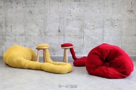 这是由以色列工业设计师eyal hirsh带来的宠物尾巴凳：pet stool。每条凳子从坐垫开始衍化 出一条桌腿，再延长形成一条长尾巴，你可以把它当作落脚处，搂着它作抱枕，或者将头塞进去 睡个懒觉。原本平淡无味的凳子也变得像宠物一样充满乐趣了。