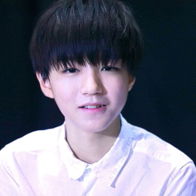 大哥的眼神……我有点不好…… 图源微博 #王俊凯# #TFBOYS#