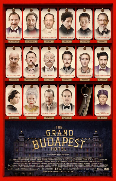 《布达佩斯大饭店》的故事发生在20世纪30年代到60年代的欧洲，影片围绕着一位带着传奇般色彩的酒店礼宾员和他的年轻门生展开。在远近闻名、宾客络绎不绝的布达佩斯大饭店里，礼宾员古斯塔夫先生经历了不少声色犬马，…