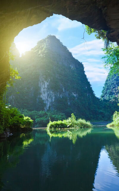 Tam Coc,Vietnam。越南三古陆龙湾。陆龙湾(Tam Coc三古)位于宁平省(Ninh Binh)，离开河内大约三小时车程，是越南语“三个山洞”的意思。以“稻田里的下龙湾”著称。巨大的石质山体从稻田里拔地而起。使得三古有着令…