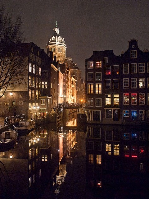 Amsterdam,Nederland。阿姆斯特丹是荷兰首都及最大城市，位于该国西部省份北荷兰省。是繁华知名的国际大都市、欧洲第四大航空港，该城市所处的兰斯台德都市圈为欧洲第六大都市圈。