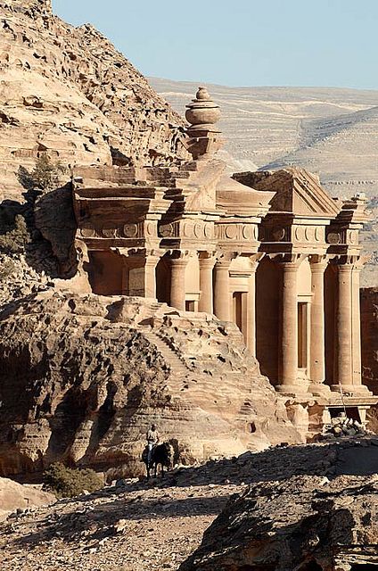 Petra, Jordan。约旦佩特拉古城。 佩特拉古城是约旦最负盛名的古迹区之一，2007年被评选为世界第七大奇迹。两千多年前，纳巴泰人在死海和阿克巴湾之间的山峡中修建佩特拉古城，如今已成为著名的世界文化遗址。佩特拉古城因其微红的岩石色调，被外界称为“玫瑰红古城”。