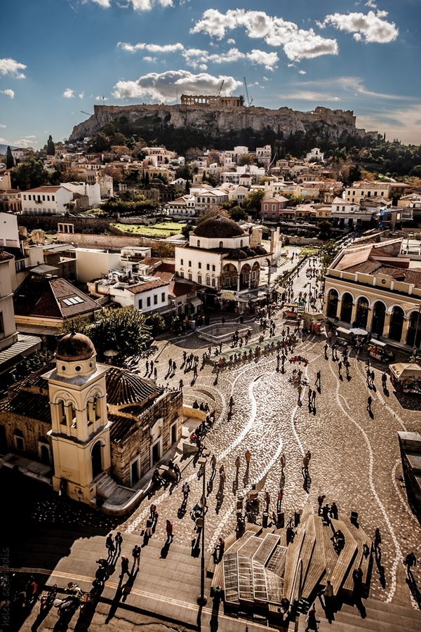 A view of the Acropolis, Plaka and Monastiraki, Athens, Greece。希腊雅典卫城、普拉卡、蒙纳斯提拉奇鸟瞰。雅典是欧洲甚至整个世界最古老的城市之一，其历史可以追溯到3000多年前。位于阿提卡的中心平原地带，四周群山环绕。西面是艾加里奥山，北面是帕尼萨山，东北面是彭特里山，东面是伊米托斯山，西南面则是圣罗尼克湾。