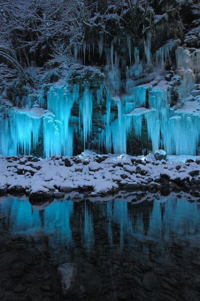Icicle cave at Misotsuchi, Saitama, Japan。日本埼玉县三十槌的冰柱（三十槌の氷柱）。秩父市大滝的三十槌地区一到冬天从荒川流出的水就会结成冰，变成非常大的冰柱。那个冰柱有50米宽，高为6-7 米左右。那自然雕…