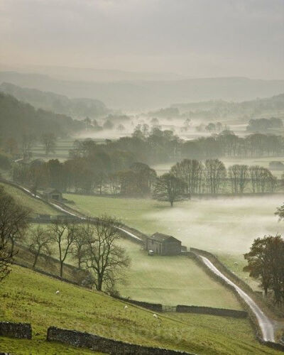 A misty morning in Littondale,Yorkshire Dales,UK。英国约克郡利顿谷地的晨雾 。