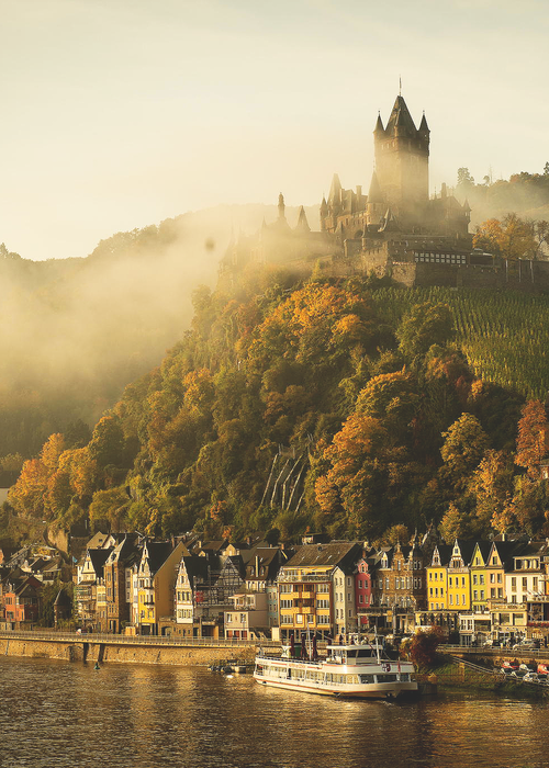 Medieval castle,Cochem, Germany。德国科赫姆城堡。城堡、葡萄园与摩泽尔河，是科赫姆市对游客的三重吸引力。科赫姆城堡位于摩泽尔河畔的科赫姆小镇上，城堡就位于科赫姆中心地带，在科赫姆任何的地方都能看到她雄伟的身姿。据该城堡的资料介绍，城堡最初是由普法尔茨的埃佐伯爵于公元1000年修建。真是名符其实的古堡。赖希斯堡曾在1056年得到扩建。17世纪，古堡曾一度被毁，之后于1868年进行了重建。