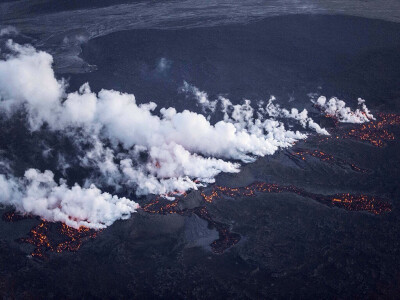 冰岛，巴达本加火山从29日夜间开始持续喷发。冰岛方面已禁止空中航线飞过该区域上方并将此次火山喷发调至最高级别的红色预警。摄影师：Marco Nescher