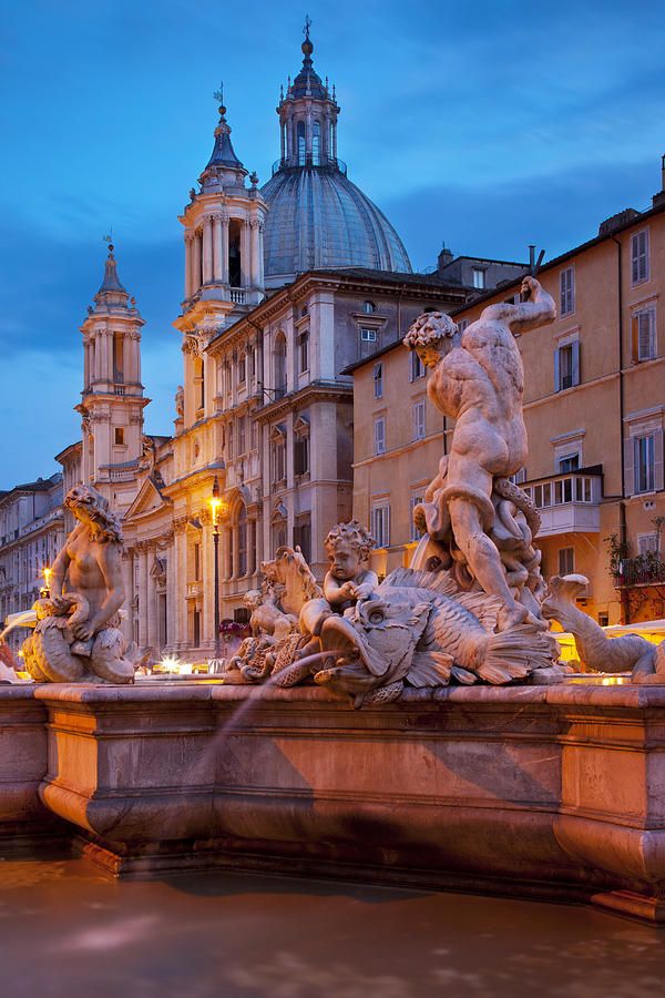  Piazza Navona, Rome, Italy。意大利罗马纳沃纳广场。纳沃那广场--是罗马最华丽的广场之一，建造在多米奇亚诺运动场（the Domiziano Stadium ）的遗址上，现在仍呈昔日的模样。