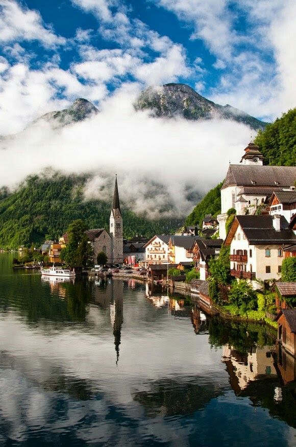 Hallstatt,Austria。哈尔施塔特镇是奥地利上奥地利州萨尔茨卡默古特地区的一个村庄， 位于哈尔施塔特湖湖畔。历史上这一地区就因盐而致富。因此这里又被称作“世界最古老的盐都”。 哈尔施塔镇也被称为世界上最美的小镇， 来到这里，发现这里有一种安静恬然的气韵， 是一种纯正淡定的欧洲气质， 到处能看见童话般清幽美丽的小木屋， 纯净的生命气息散发在空气中。恬淡，美好。哈尔施塔特的居民更喜欢把自己的家乡称作“木头镇”。