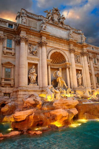 Fontana di Trevi, Rome, Italy。意大利罗马许愿池，又叫做幸福喷泉，原名是特雷维喷泉。许愿喷泉是罗马最后一件巴洛克杰作，18世纪由教皇克里门七世(Pope Clemens XII) 命Nicola Solvi设计建造，位于三条街的交叉口…