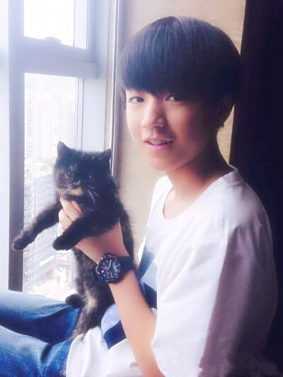 猫系少年 图源微博 #王俊凯# #TFBOYS#