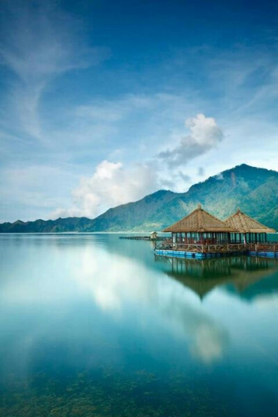 Lake Kitamani,Bali,Indonesia。京打马尼，位于印尼巴厘中部北边山区，离登巴萨68公里。是以海拔1717米的巴都鲁山为中心的高原地区，也是印尼少有的清凉之地，适宜疗养。高处设有眺望台，从眺望台可以看到巴都鲁山与…