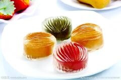 材料： 白开水300克、白糖40克、琼脂、豆沙。 做法： 1、白开水300克，加白糖40克，搅拌均匀至白糖溶化。 2、6克琼脂用冷水泡软，加适量的水，加热至琼脂溶化，倒入（1）中。搅拌均匀。后倒入模具1/3处。 3、把模具放冰箱冷藏几分钟，表面稍微凝固时，加入揉好的豆沙球，再倒入剩下的琼脂水至模具满，放入冰箱冷藏。