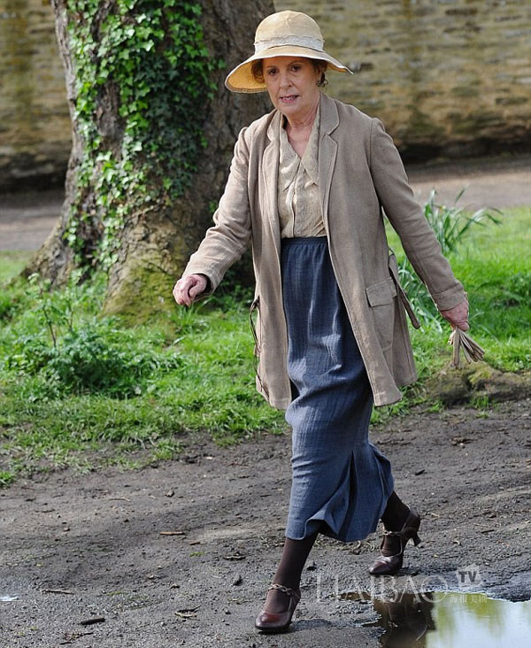 好一个衬衣半截裙，风衣三件套