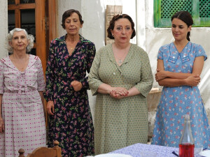 那个时候的连衣裙不分年龄啊！样式差不多，只是颜色不同