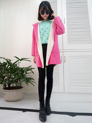 宽松款的连帽呢子大衣，本身就简约有型，若内搭点缀刺绣图案的小毛衣，即使优雅系女生也能略带甜美，驾驭轻熟与乖巧之前，轻而易举。《甜美轻熟style》