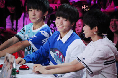 易烊千玺#易烊千玺# #tfboys易烊千玺# #舞蹈担当易烊千玺# TFboys易烊千玺 我也想与你共同发光，哪怕只有一瞬间