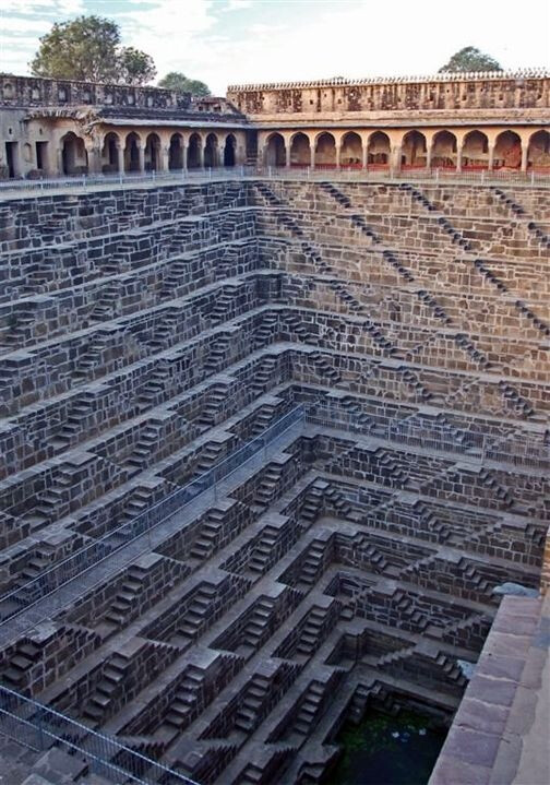 月亮水井（Chand baori）是位于印度一个名为阿巴尼瑞（Abhaneri ）的村子里…