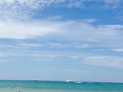 听说 三亚 一个被上帝眷顾的城市 有着浪漫的传说 浪漫的海滩 浪漫的空气 ，上帝把所有的浪漫都给了它。于是我就迫不及待的想去感受下那样的生活 ~~