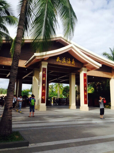 听说 三亚 一个被上帝眷顾的城市 有着浪漫的传说 浪漫的海滩 浪漫的空气 ，上帝把所有的浪漫都给了它。于是我就迫不及待的想去感受下那样的生活 ~~