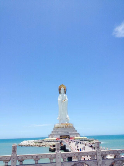 听说 三亚 一个被上帝眷顾的城市 有着浪漫的传说 浪漫的海滩 浪漫的空气 ，上帝把所有的浪漫都给了它。于是我就迫不及待的想去感受下那样的生活 ~~
