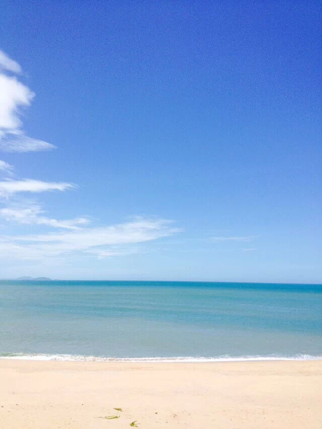 听说 三亚 一个被上帝眷顾的城市 有着浪漫的传说 浪漫的海滩 浪漫的空气 ，上帝把所有的浪漫都给了它。于是我就迫不及待的想去感受下那样的生活 ~~