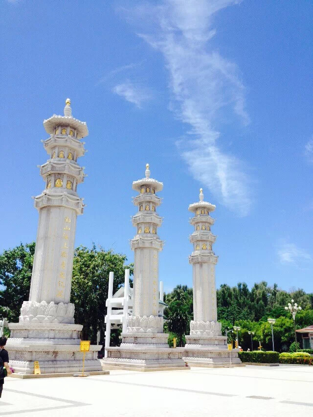 听说 三亚 一个被上帝眷顾的城市 有着浪漫的传说 浪漫的海滩 浪漫的空气 ，上帝把所有的浪漫都给了它。于是我就迫不及待的想去感受下那样的生活 ~~
