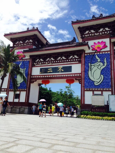 听说 三亚 一个被上帝眷顾的城市 有着浪漫的传说 浪漫的海滩 浪漫的空气 ，上帝把所有的浪漫都给了它。于是我就迫不及待的想去感受下那样的生活 ~~
