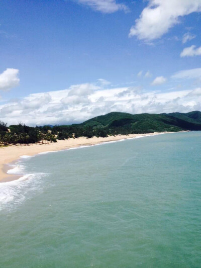 听说 三亚 一个被上帝眷顾的城市 有着浪漫的传说 浪漫的海滩 浪漫的空气 ，上帝把所有的浪漫都给了它。于是我就迫不及待的想去感受下那样的生活 ~~
