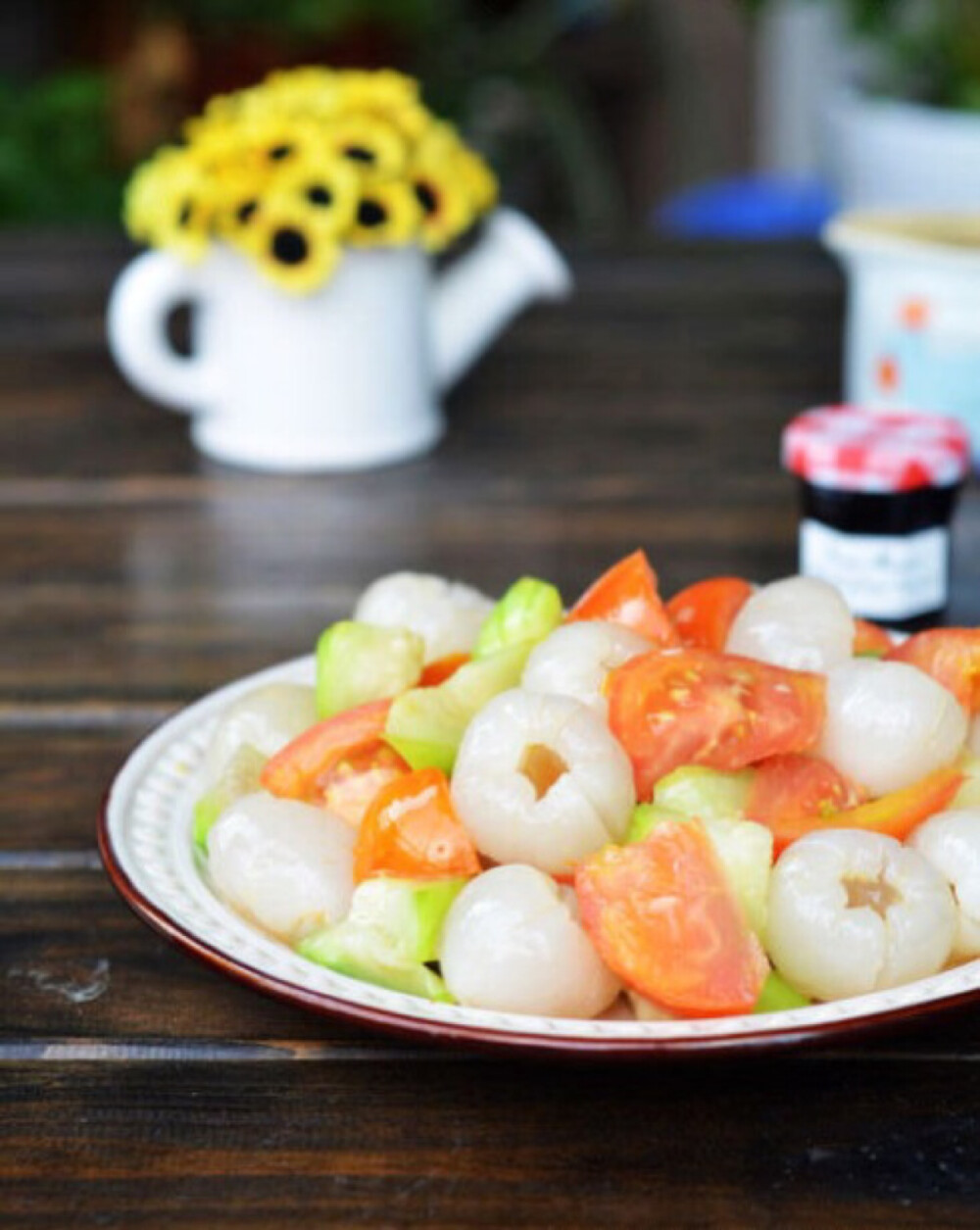 清新爽口的夏季时令菜(荔枝烩丝瓜)材料:丝瓜一根,西红柿一个,荔枝