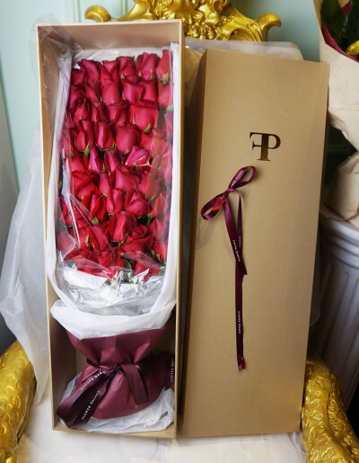 红玫瑰鲜花大枪炮礼盒 7504550477