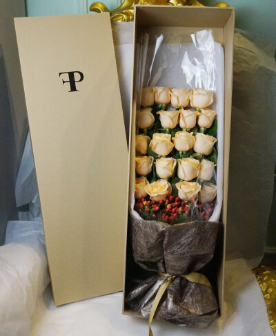 香槟玫瑰鲜花大枪炮礼盒 —珠海花宫坊 http://shop108412070.taobao.com