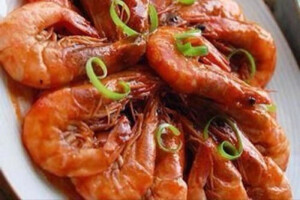  二：茄汁明虾  原料：明虾半斤，青豆两勺，笋丝少许，生姜，葱，糖番茄酱，生粉盐、味精适量。  做法：  1、大明虾剪去头须及长脚洗净沥干，笋、青豆洗净备用；2、烧红锅，下油，爆香姜及葱，放入明虾两面煎至金黄五层熟，加入料酒，盐，少许清水加盖焖三分钟加番茄酱烧至汁浓，即可上盘；3、烧红锅下油，笋丝及青豆翻炒加盐，味精，湿生粉勾芡待滚后淋在明虾边，便可食用。