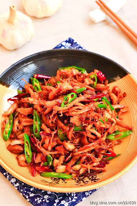 吃得过瘾的的川菜—麻辣鲜香的手撕鸡 做法： 食材：鸡腿2只，美人椒4个，小葱1根，红辣椒十几粒，大葱半个，姜1小块，花椒，麻椒十几粒，蒜4瓣 调料：酱油2勺，盐少许，鸡精少许，料酒适量，白砂糖 1：配料切好。锅中加水倒鸡腿，姜，大葱，料酒，煮20分钟。捞出冲凉再用手撕成鸡丝。 2: 锅中倒入花椒，麻椒，干辣椒，蒜翻炒出香味。倒入鸡丝继续翻炒，直到鸡丝变得有些焦脆为止。 3：加入2勺的酱油继续翻炒。加入美人椒。翻炒均匀，再加入盐少许，鸡精少许，白砂糖少许调味。