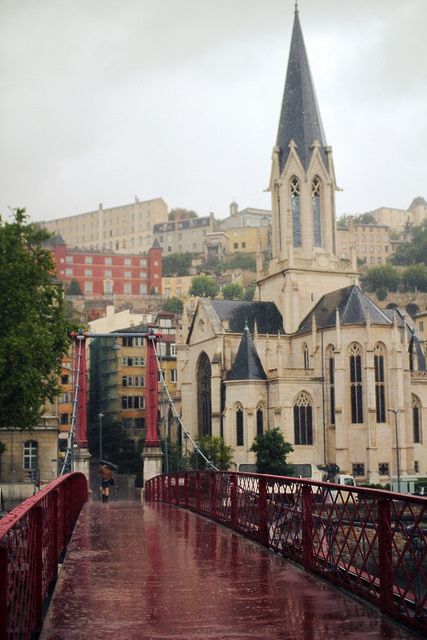 Lyon, France。里昂位于法国东南部，历史悠久，在罗马时代就相当繁荣，1998年被联合国教科文组织列为世界人文遗产城市。里昂分为旧城和新城，旧城在索恩河右岸，罗纳河和索恩河从城中流过，河上架有20多座桥梁；老城区与古老的宗教历史颇有渊源，其中圣让首席大教堂已有近千年历史，兼具罗曼和哥特式风格，令人回味。全市共有21个博物馆，以美术博物馆、纺织博物馆（里昂曾为全欧洲最重要的丝绸产地）和装饰艺术博物馆最为著名，因此也有“文化城”之称。