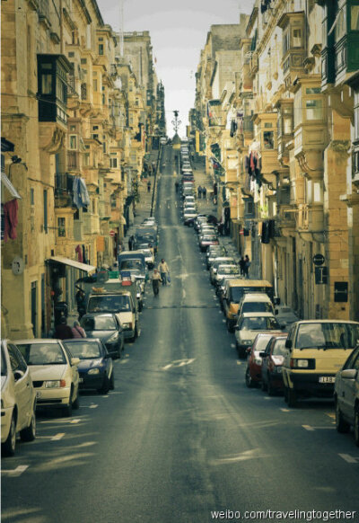 Valletta,Malta。马耳他首都瓦莱塔。马耳他首都、全国最大的海港瓦莱塔，位于全国5个岛屿中最大的马耳他岛上东北端马耳他湾的一个狭长半岛上，地处地中海中部，是欧、亚、非海运交通的枢纽，战略地位十分重要，素有…