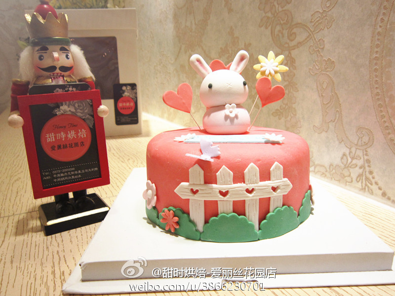 @甜时烘焙-爱丽丝花园店-alice 家的超美翻糖蛋糕，烘焙主管是美国留学回来的，首席翻糖设计师是做微缩模型的专业艺人，0373-2065098 翻糖 鲜花 婚礼 杯子 蛋糕 饼干 甜点 甜品 下午茶 cupcake 礼物