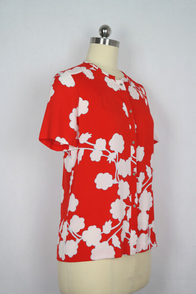 Diane von Furstenberg今天夏季的真丝开衫，淘宝店铺名是设计师summer。http://rosesurrey.taobao.com/